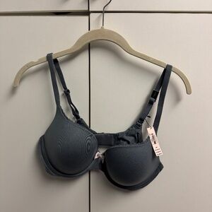 NWT - Victoria' Secret Body by Victoria Bra - Size 36C